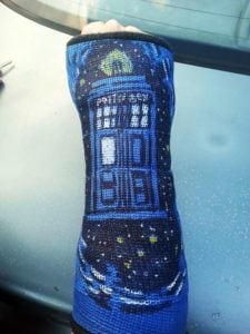 peindre un bras cassé, tardis
